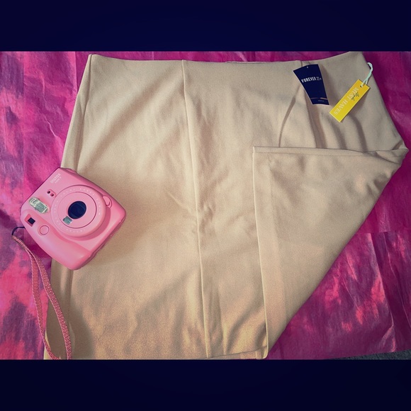 Forever 21 Dresses & Skirts - 🧜🏽‍♀️ Mini Skirt with split on the side 🧜🏽‍♀️